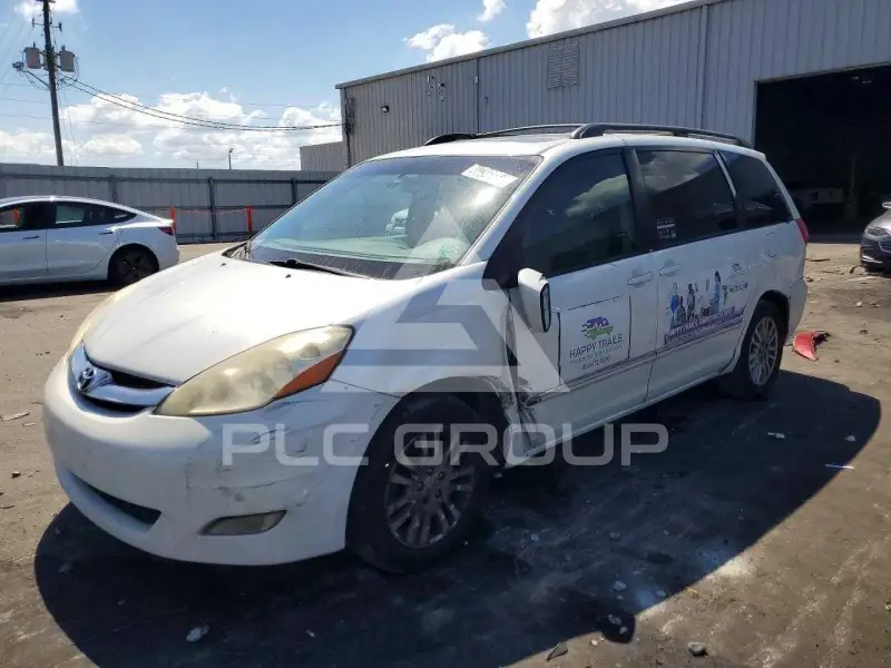 2010 Toyota SIENNA photo