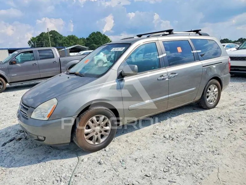 2010 KIA Sedona photo