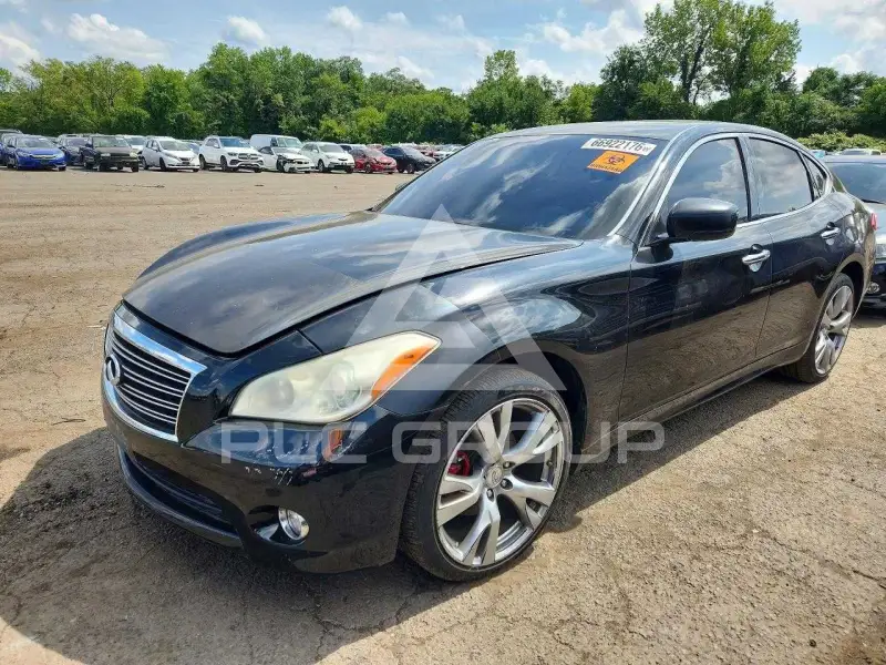 2011 Infinity M56 photo