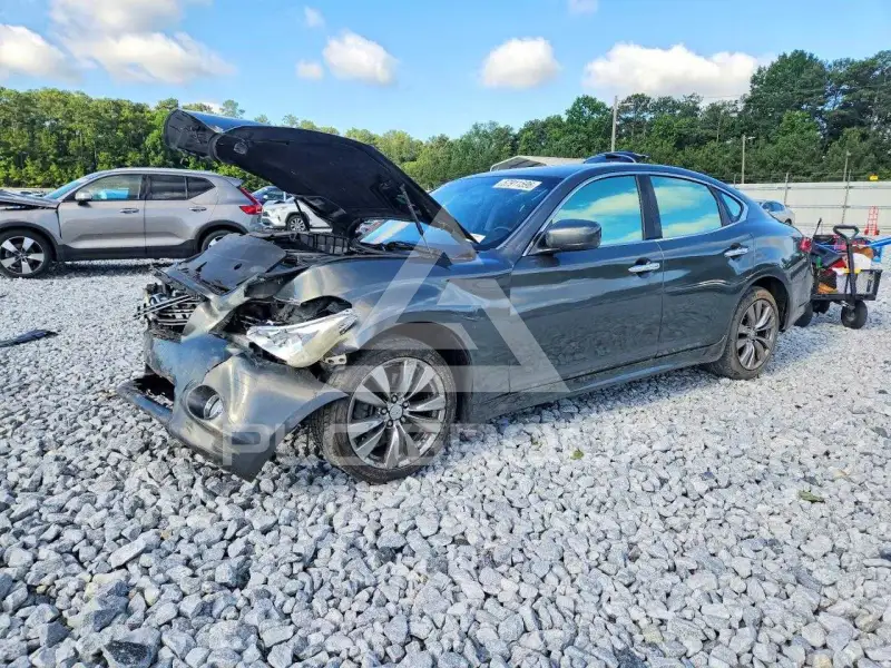 2011 Infinity M56 photo