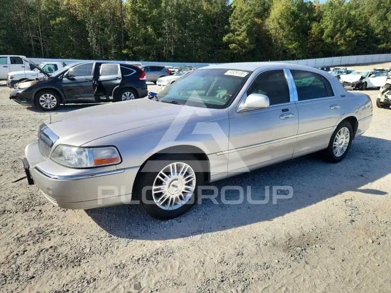 2011 Lincoln Town фото