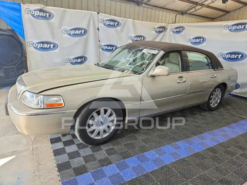 2011 Lincoln Town фото