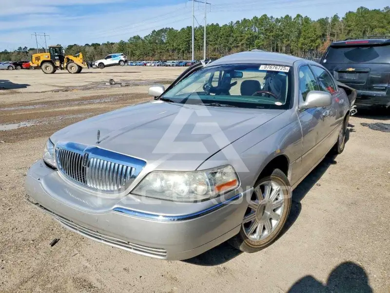 2011 Lincoln Town photo
