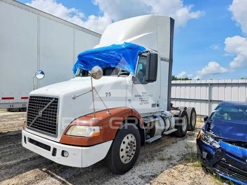2011 Volvo VNL photo