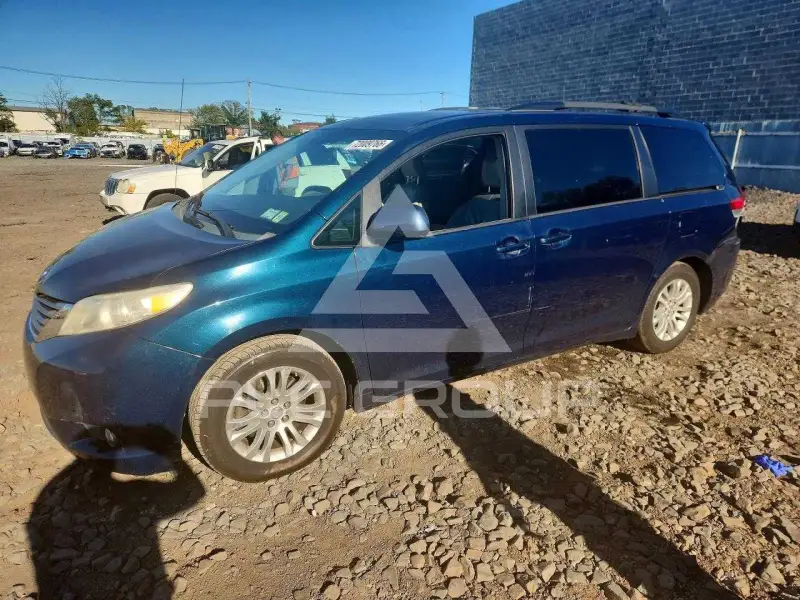 2011 Toyota SIENNA photo