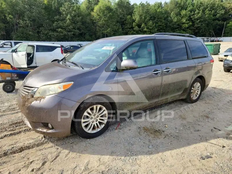 2011 Toyota SIENNA photo