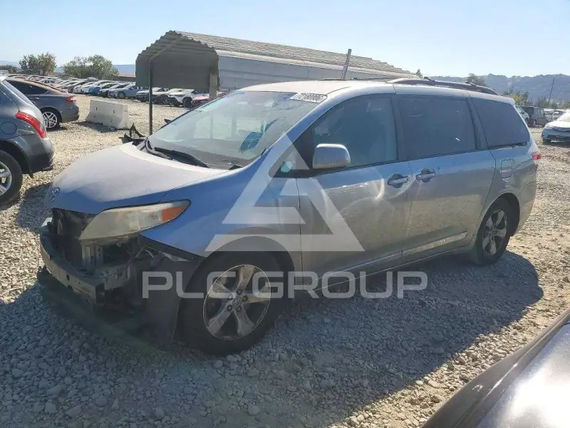 2011 Toyota SIENNA фото