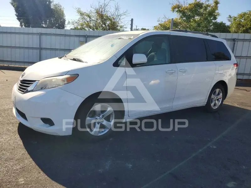 2011 Toyota SIENNA фото