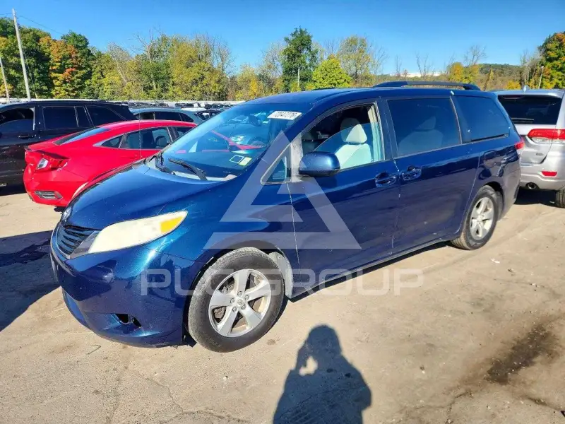2011 Toyota SIENNA photo