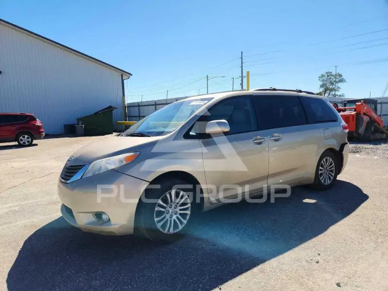 2011 Toyota SIENNA photo