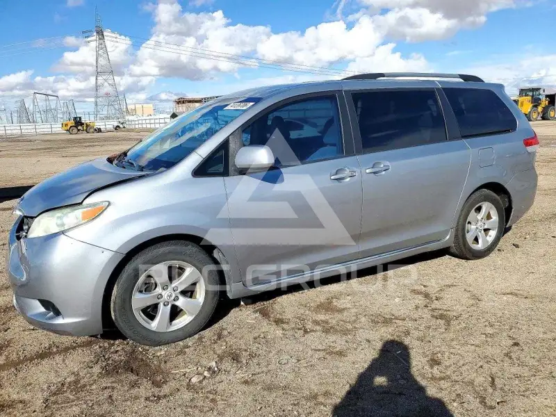 2011 Toyota SIENNA фото