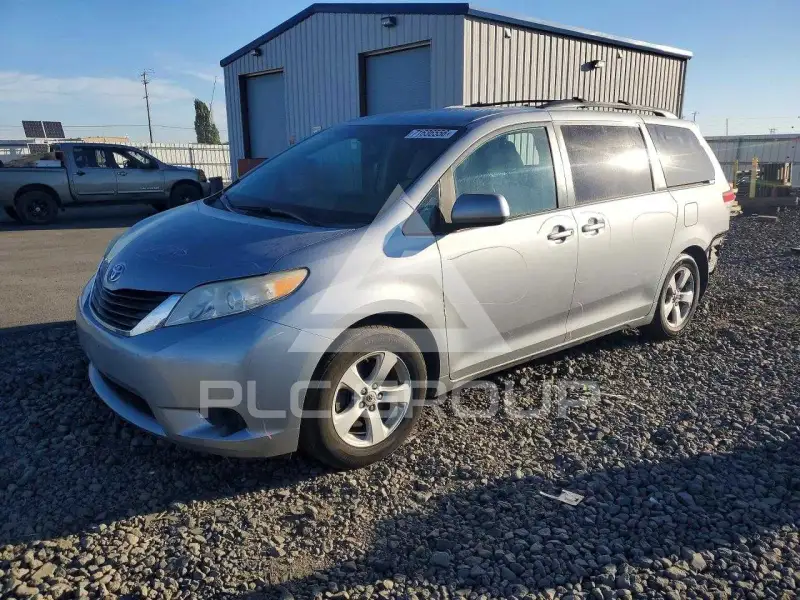 2011 Toyota SIENNA photo