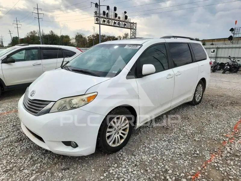 2011 Toyota SIENNA photo