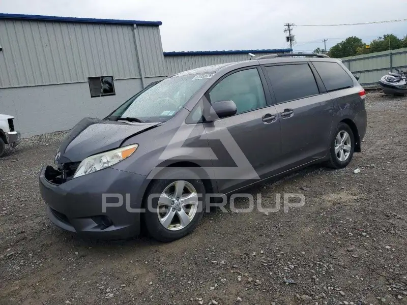 2011 Toyota SIENNA photo