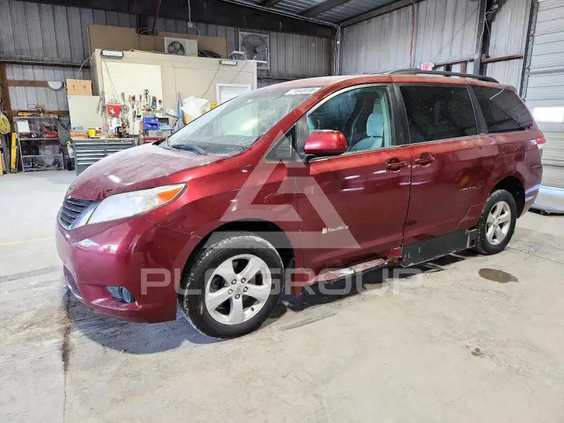 2011 Toyota SIENNA фото