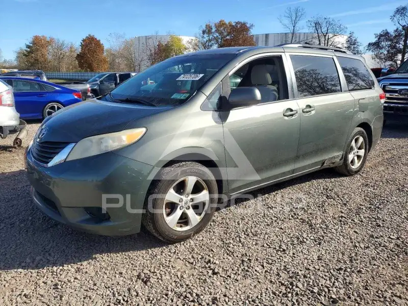 2011 Toyota SIENNA фото