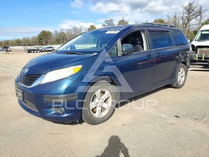 2011 Toyota SIENNA фото