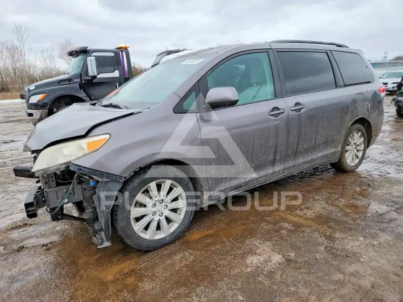 2011 Toyota SIENNA photo