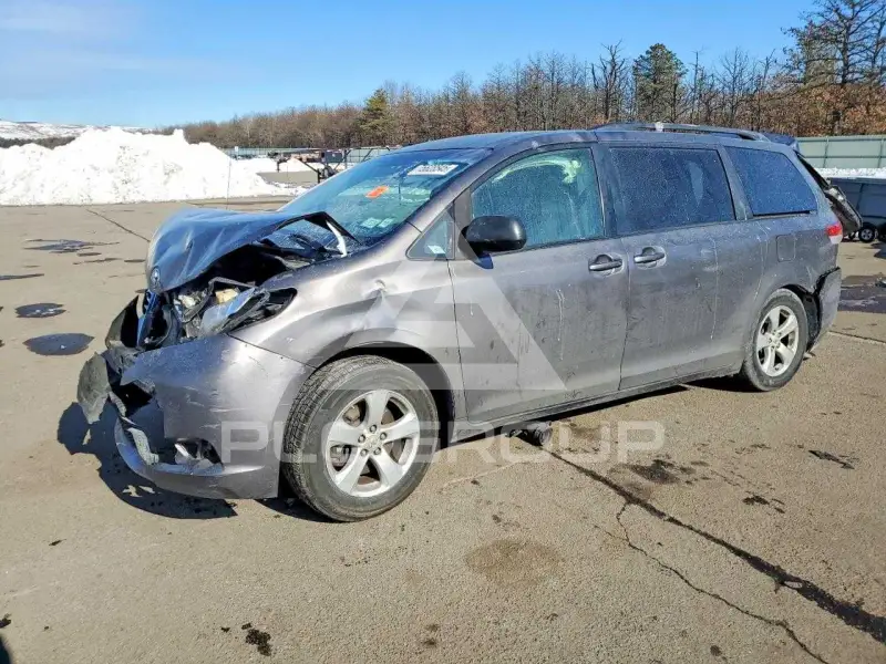 2011 Toyota SIENNA photo