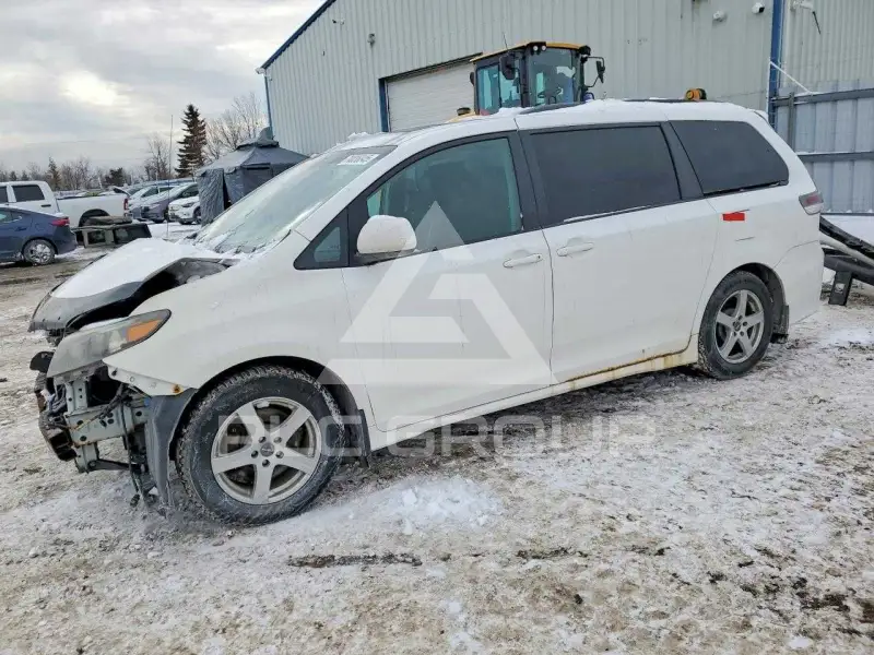 2011 Toyota SIENNA photo