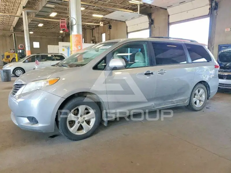 2011 Toyota SIENNA photo