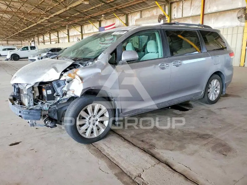 2011 Toyota SIENNA фото