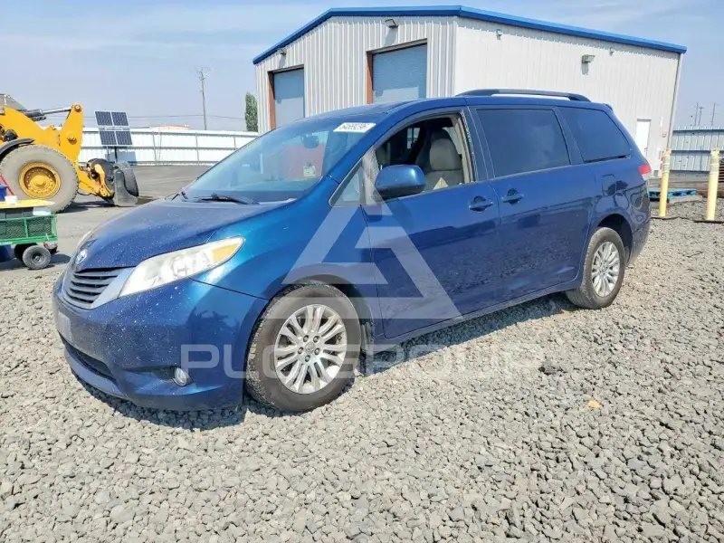 2011 Toyota SIENNA photo