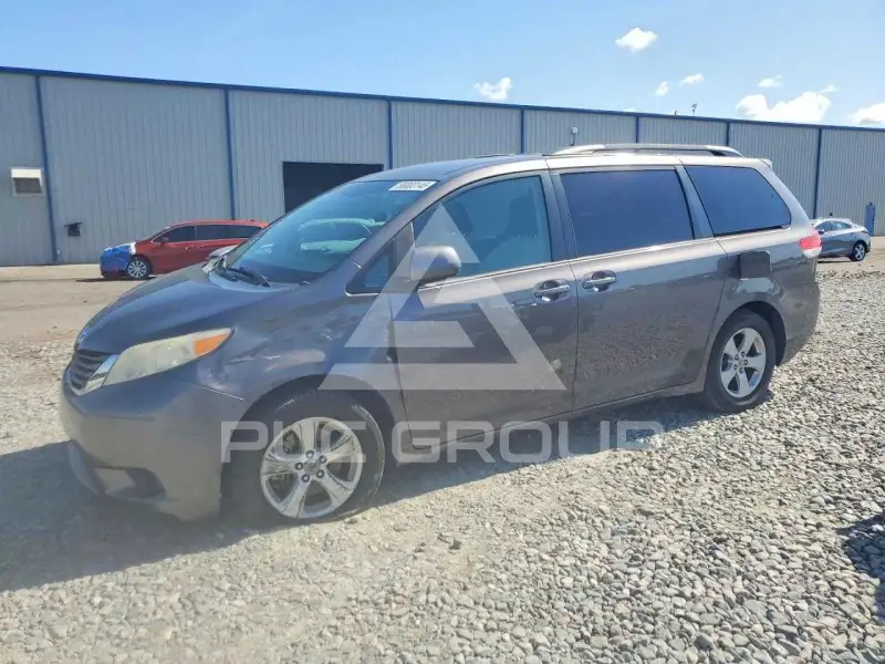 2011 Toyota SIENNA photo