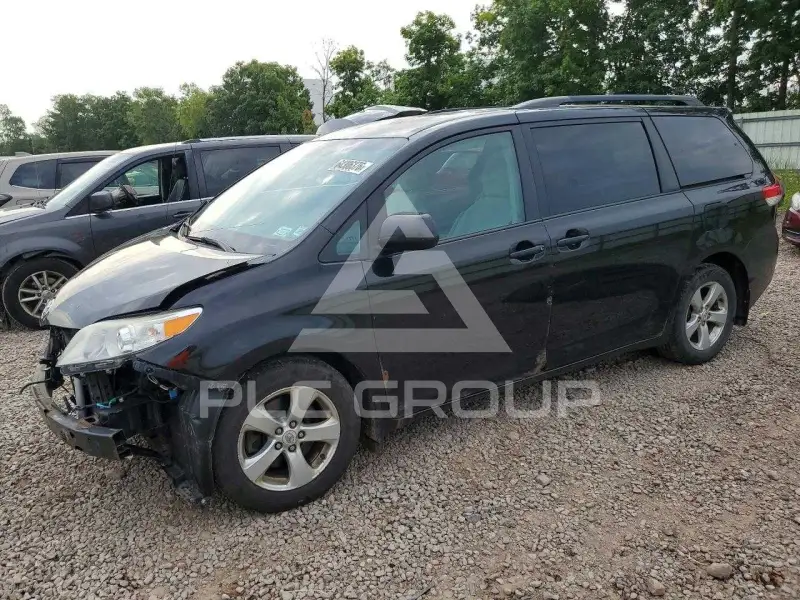 2011 Toyota SIENNA photo