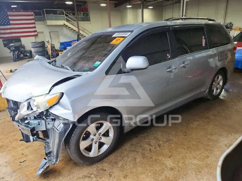 2011 Toyota SIENNA фото