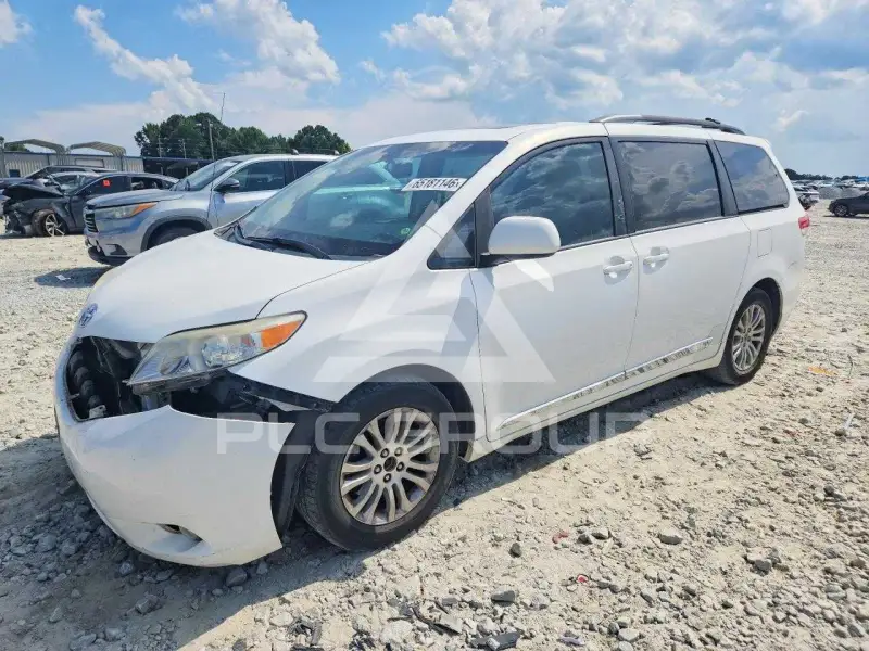 2011 Toyota SIENNA photo