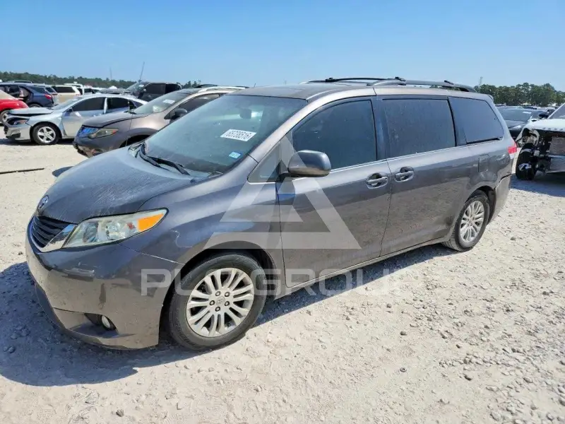 2011 Toyota SIENNA photo