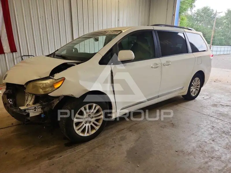 2011 Toyota SIENNA photo