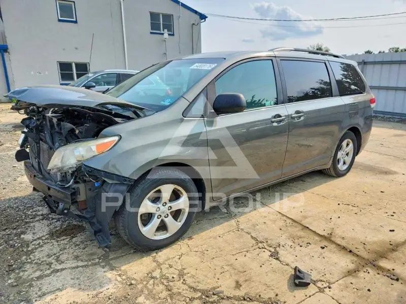 2011 Toyota SIENNA фото
