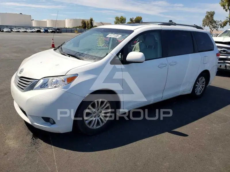 2011 Toyota SIENNA photo