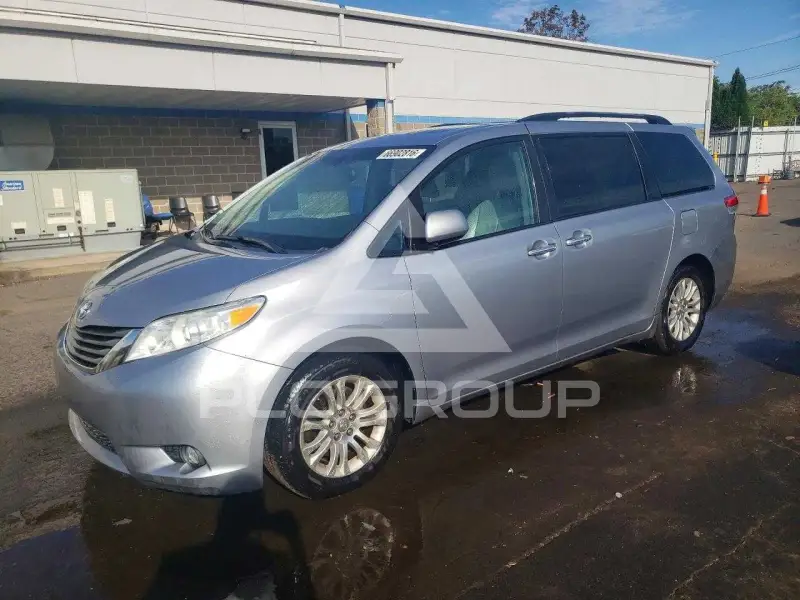 2011 Toyota SIENNA photo