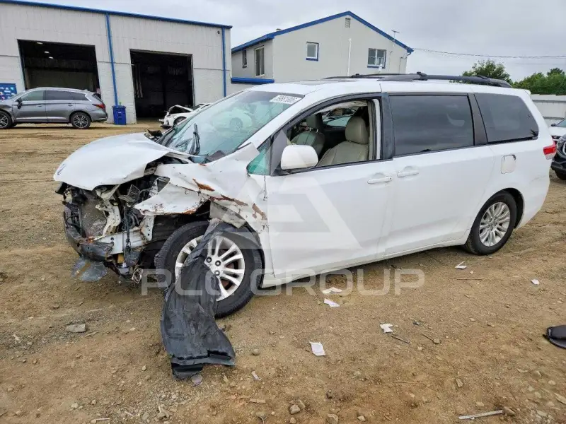 2011 Toyota SIENNA фото