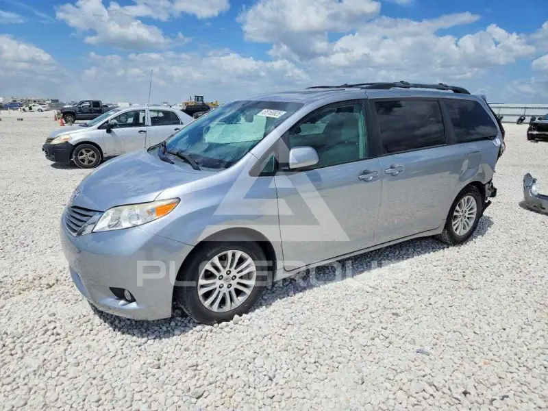 2011 Toyota SIENNA photo