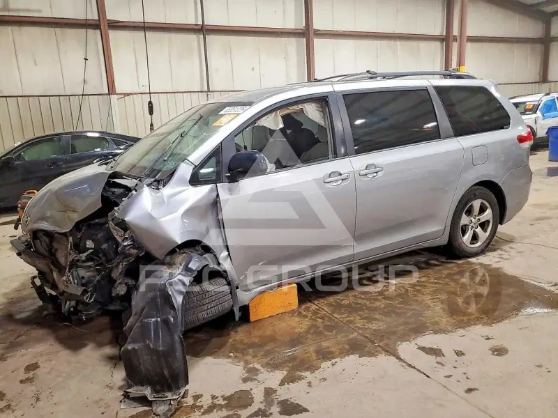 2011 Toyota SIENNA photo