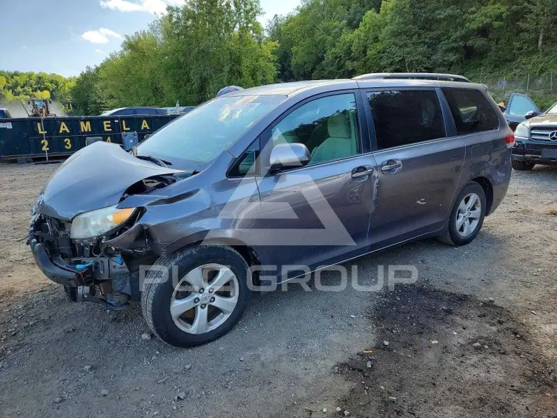 2011 Toyota SIENNA фото