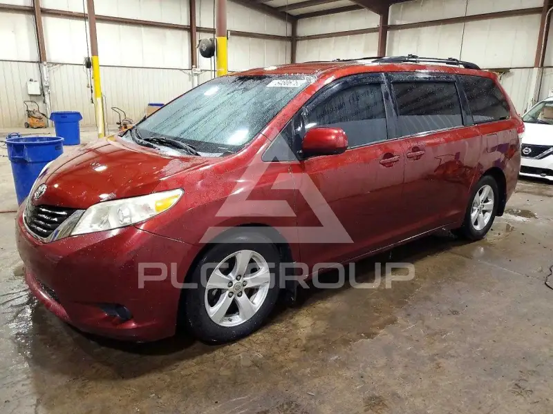 2011 Toyota SIENNA photo