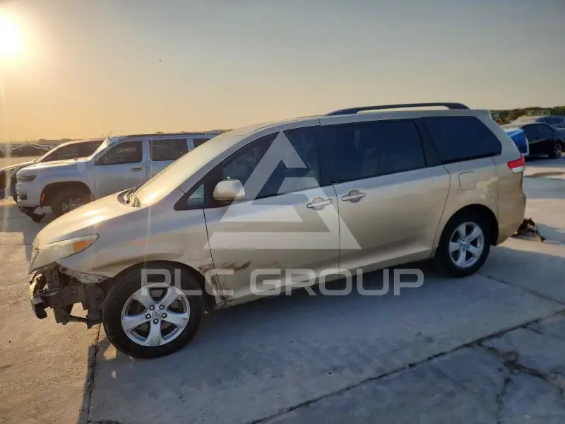2011 Toyota SIENNA фото