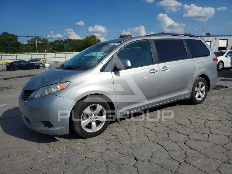 2011 Toyota SIENNA photo