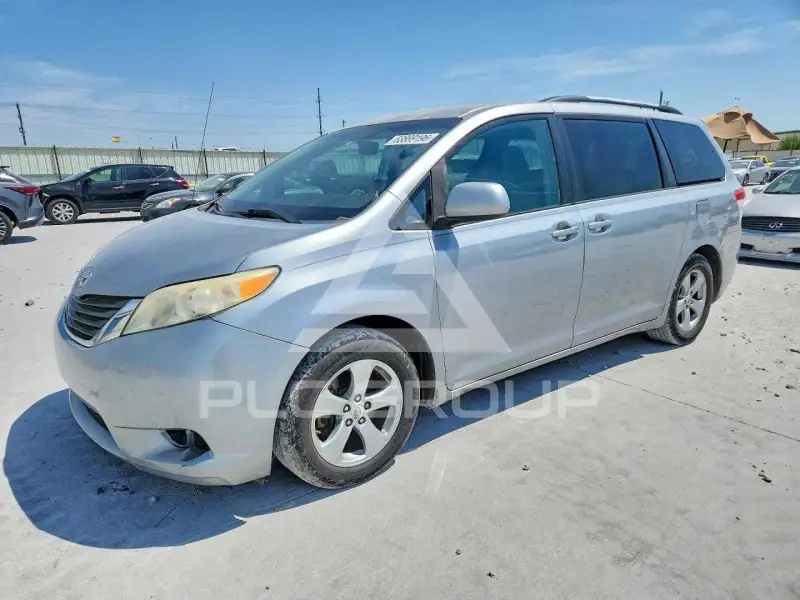 2011 Toyota SIENNA photo