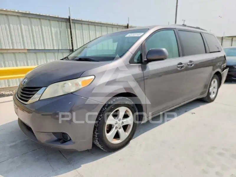 2011 Toyota SIENNA photo