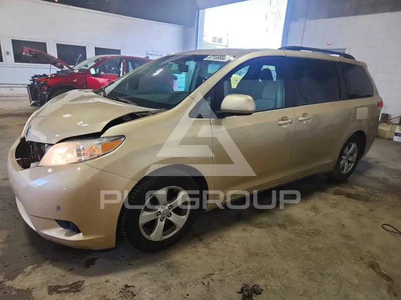 2011 Toyota SIENNA photo