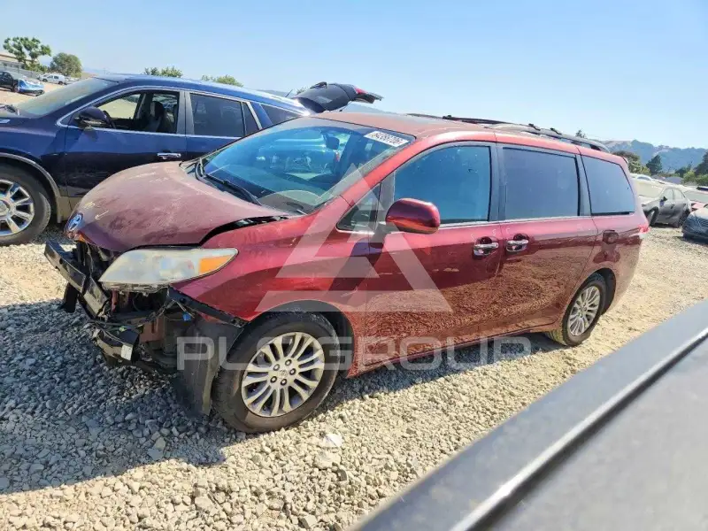 2011 Toyota SIENNA photo