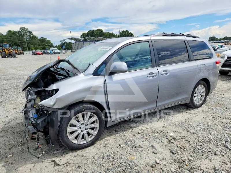 2011 Toyota SIENNA photo