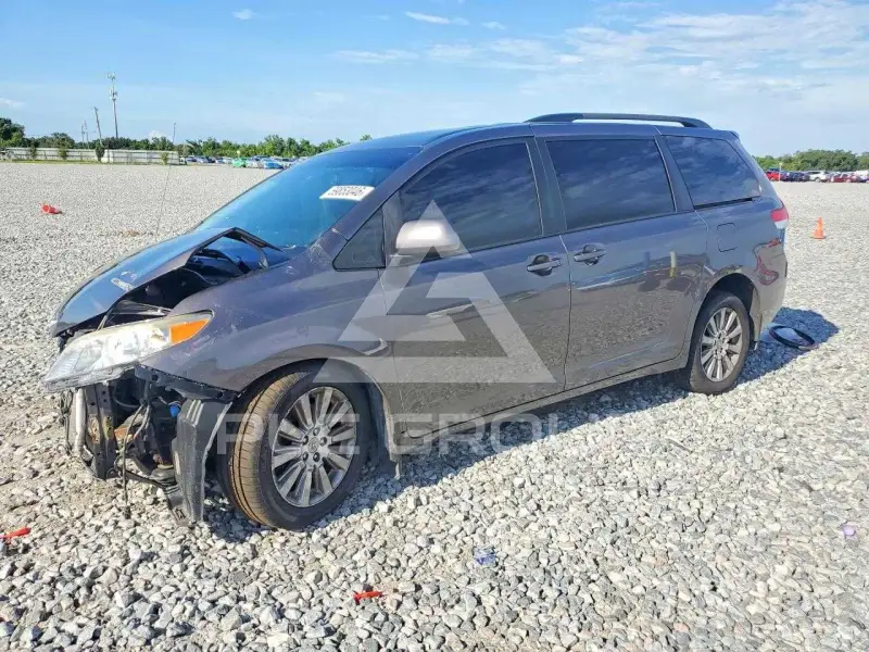 2011 Toyota SIENNA фото