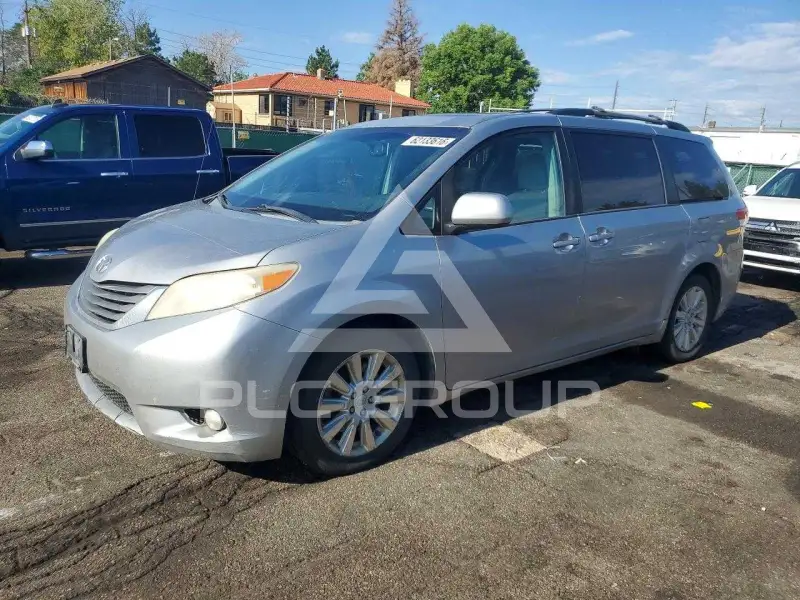 2011 Toyota SIENNA фото